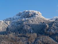 Scheibenwand mit Neuschnee in der Abendsonne